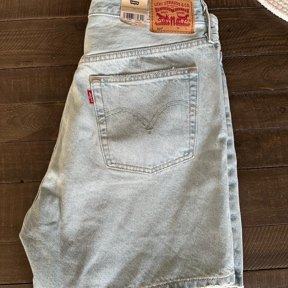 Levi's Women's 501 Mid Thigh Shorts NWT - Picture 2 of 6